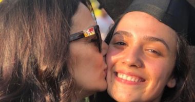 قبلة من أصالة لنجلة شقيقتها فى حفل تخرجها.. اعرف ماذا قالت لها 