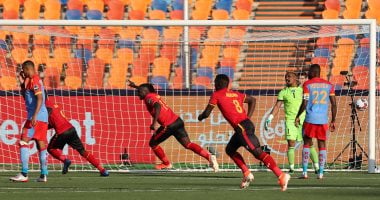شاهد ماذا يفعل منتخب أوغندا فى غرفة خلع الملابس قبل لقاء زيمبابوى