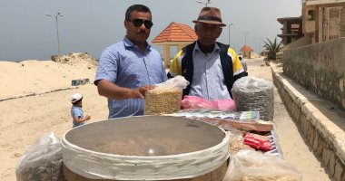 صور.. "عم عبده" ستينى لا يعرف المستحيل لتوفير قوت يومه على شاطئ العريش