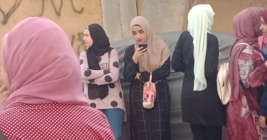 توتر وقلق قبل بدء امتحانى التاريخ والفيزياء للثانوية العامة بالقليوبية