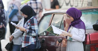 طلاب الثانوية العامة يؤدون امتحان مادتى الفيزياء والتاريخ