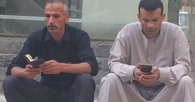 شاهد.. أولياء الأمور يقرأون القرآن لأبنائهم أمام لجان الثانوية بالشرقية