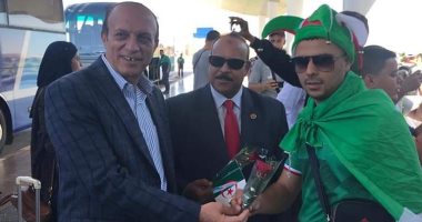 صور.. مطار برج العرب بالإسكندرية يستقبل جمهور الجزائر بالورود