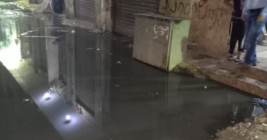 بالوعة صرف تغرق شارع الهدي فى بشتيل بالمياه.. والأهالى مش عارفين ننزل