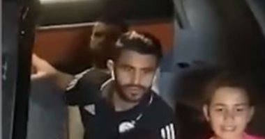 لف وارجع تانى.. شاهد بعيون سوبر كورة ما فعله رياض محرز من أجل هذين الطفلين