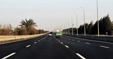 محددات سرعة وعلامات إرشادية بطريق وصلة دهشور الشمالية لأمن مستقلى السيارات