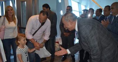 صور..محافظ البحر الأحمر يستقبل أولى الرحلات النمساوية بالغردقة