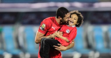شاهد.. محمد الننى يداعب نجله فى استاد القاهرة 