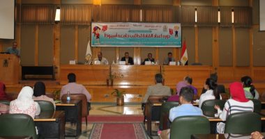 صور.. رئيس جامعة أسيوط: حريصون على بناء الوعى الفكرى للشباب الجامعى