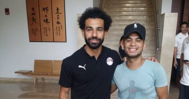 صور.. طفل مريض بالسرطان يزور معسكر المنتخب ويقابل محمد صلاح