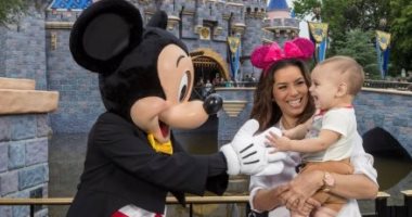 شاهد كيف احتفلت إيفا لونجوريا بعيد ميلاد ابنها سانتياجو فى Disneyland 
