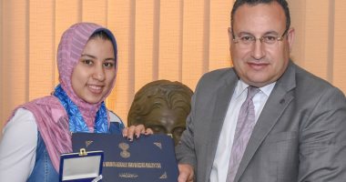 صور ..محافظ الإسكندرية يكرم الطالبة رانيا بعد فوزها ببطولة العالم لرفع الأثقال