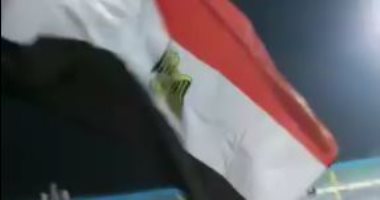 صور.. علم مصر يزين مدرج جمهور الجزائر أمام كينيا