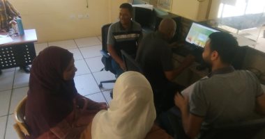 صور.. رئيس مدينة الطود يتابع تدريب الموظفين على منظومة الخدمات الإلكترونية 