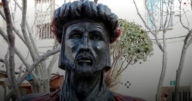 شاهد.. اليمين المتطرف يزيل تمثال عبدالرحمن الثالث من حديقة تاراجونا الإسبانية