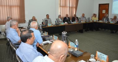 رئيس جامعة أسيوط يناقش خطة العمل فى المجالات العلمية والبحثية   