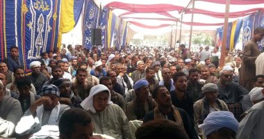 صور.. الكفن ينهى خصومة ثأرية بين عائلتين بمركز القوصية بأسيوط