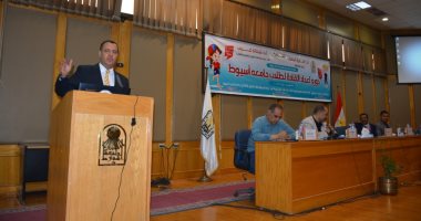 "دور الشباب فى بناء الدولة" ندوة توعوية بمعسكر إعداد القادة بجامعة أسيوط (صور)