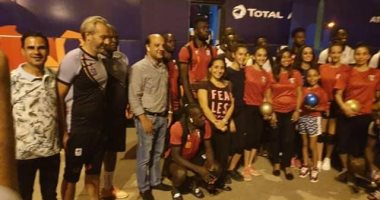 أمم أفريقيا.. مسئولو اتحاد الجمباز يلتقطون صورًا تذكارية مع منتخب أوغندا 
