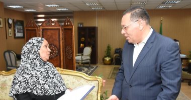فرحة أسر أولى بالرعاية خلال تسليم محافظ الشرقية لهم وحدات سكنية (صور)