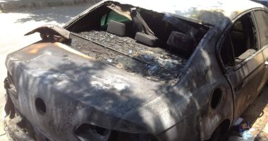 صور .. مجهولين يشعلون النيران بسيارة صاحب مصنع بجوار منزله ببنها