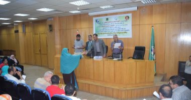 تسليم قروض لـ95 شاب بالمنيا لعمل مشروعات جديدة