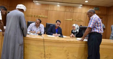 نائب محافظ الأقصر يعقد لقاء "اليوم المفتوح" لبحث احتياجات المواطنين