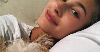 بعد رفض تدشين علامتها التجارية..هايلي بالدوين تلتقط selfie وهي تدلل كلبها