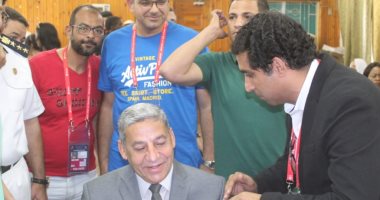 رئيس الجامعة ومدير أمن الاسماعيلية يستخرجان بطاقة دخول مباريات المجموعة السادسة