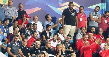 صور.. أحمد مرتضى يدعم فرجانى ساسى من المدرجات أمام أنجولا