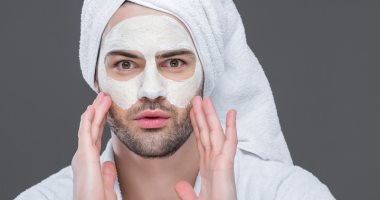 نضافة ولا هوس؟.. خبيرة علاقات تكشف سر اهتمام الرجل ببشرته وشعره