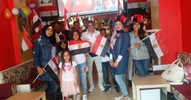 صور.. مقر بيت العائلة المصرية فى برلين يتزين بالأعلام لتشجيع المنتخب غدا