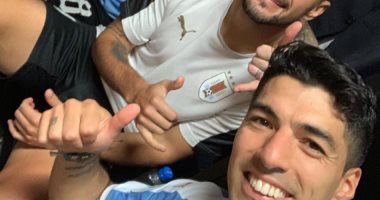 سواريز يحتفل بفوز أوروجواى على تشيلى  بـ"سيلفى" مع زملائه