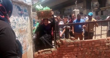 صور.. امسك مخالفة.. أهالى الزقازيق يحطمون سور مزلقان أبو عميرة للعبور