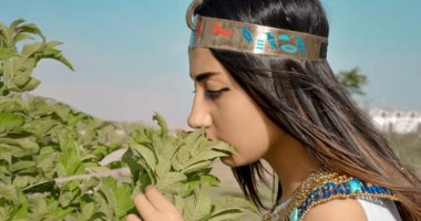 صور.. فتاة صعيدية تروج للسياحة فى أسيوط بارتداء الزى الفرعونى