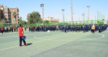 رئيس جامعة سوهاج يحيى العلم مع طلاب "القوافل الرياضية لتنمية البيئة".. صور