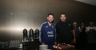 شاهد كيف احتفل منتخب الأرجنتين بعيد ميلاد ميسى؟ 