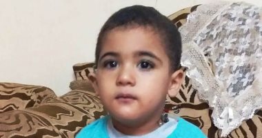 فيديو وصور.. مأساة طفل بالغربية يحتاج تركيب قطعة سماعة الأذن بعد زراعة القوقعة