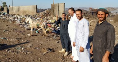 فيديو وصور.. أهالى ديرب نجم يشتكون من مقلب قمامة ويطالبون بنقله 