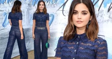 صور.. جينا كولمان ترتدي ملابس شفافة من تصميم دار أزياء Chanel