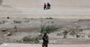 صور.. الحرس الوطنى المكسيكى يطارد مهاجرين غير شرعيين على الحدود مع أمريكا