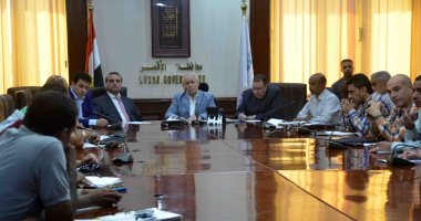صور.. محافظ الأقصر يبحث أسباب تأخر المشروعات ويكلف بسرعة إنجاز العمل