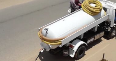 اضبط مخالفة.. سيارات "الكسح" تفرغ حمولتها على الطرق فى العياط بالجيزة