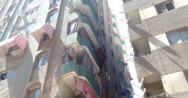 إخلاء عقار مائل مكون من 12 طابق بدار السلام تمهيداً لإزالته.. صور 