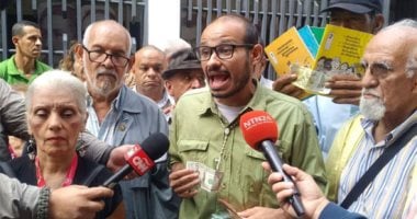 شاهد.. الفنزويليون يرمون عملة البوليفار على الأرض أمام البنك المركزى