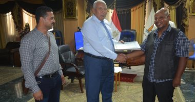 محافظ الوادى الجديد يوقع عقد تأجير مصنع تدوير المخلفات الصلبة بالخارجة