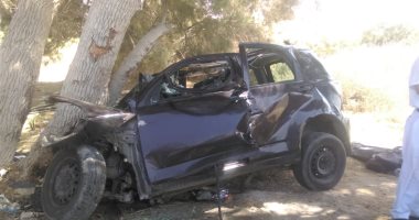 بالأسماء.. مصرع 3 أشخاص فى حادث تصادم سيارة بشجرة على طريق مطروح