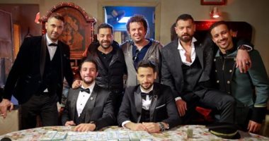 أسود الأرض يحتفلون بـ "رزم الفلوس" فى كواليس ولاد رزق.. صور