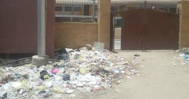 صور .. اضبط مخالفة.. تراكم القمامة داخل مجمع مصالح أسيوط