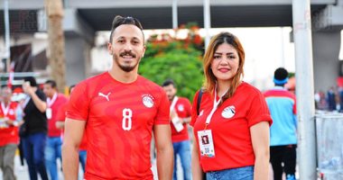 شاهد.. زوجة محمود علاء تدعم المنتخب من الملعب أمام الكونغو